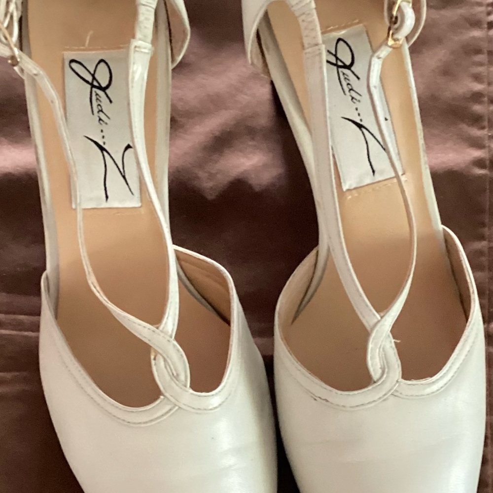Judi Z.  Cream leather shoe, Size 10  Leather.